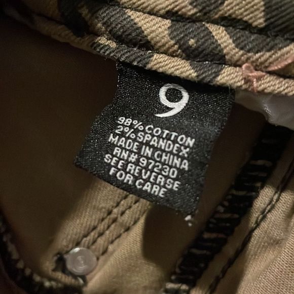 Almost Famous Mid rise stretch skinny leopard print cotton spandex denim… - Picture 9 of 9